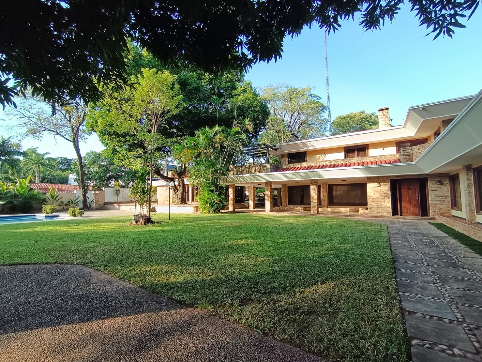 En venta lujosa residencia en el barrio felicidad de lambare