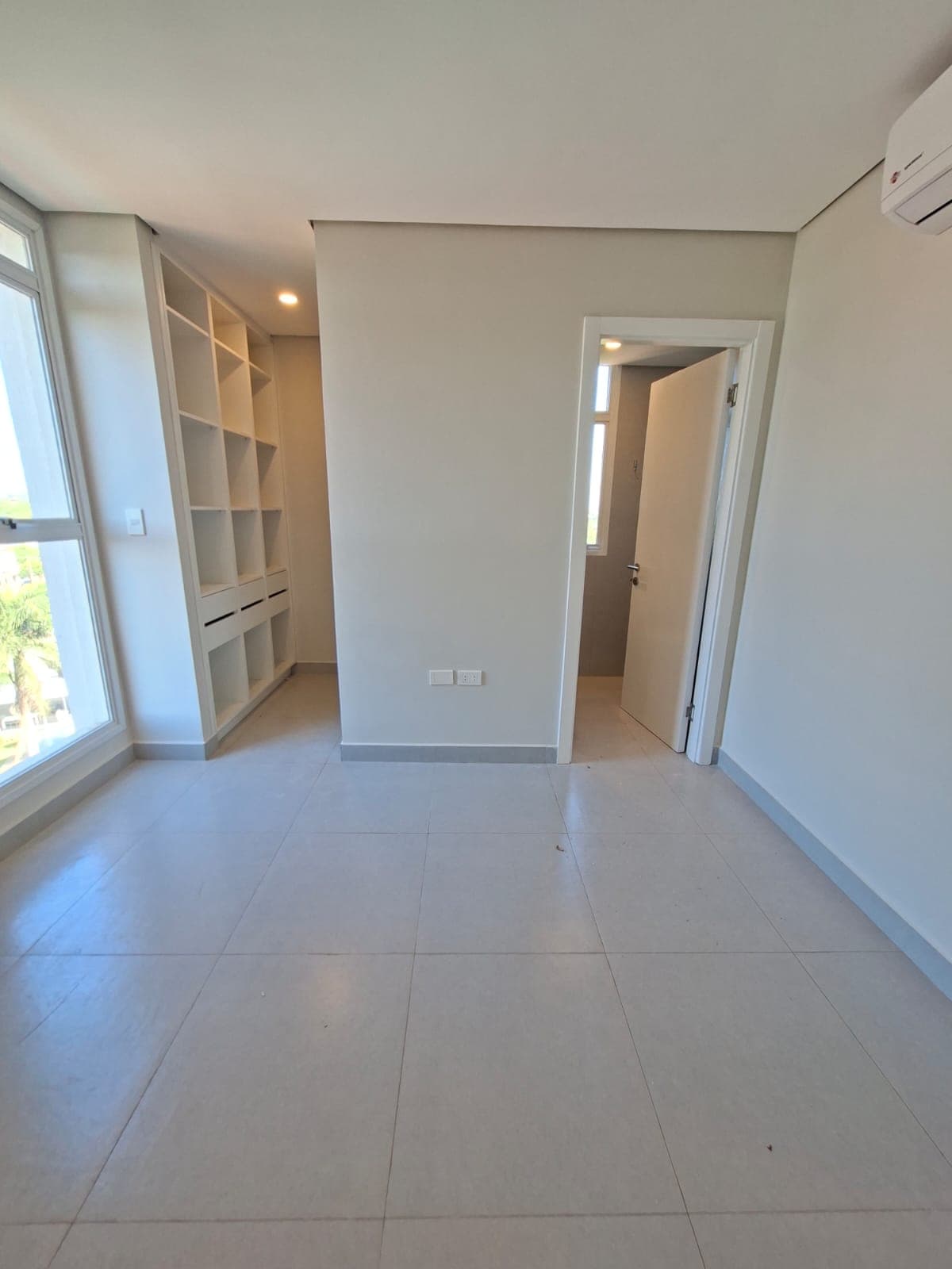 Departamento En Alquiler De 2 Habitaciones, Zona La Costa Lynch, foto 3