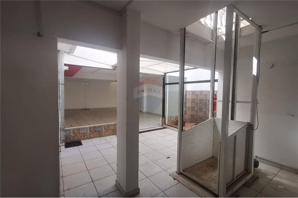 Local comercial amplio en Villa Morra