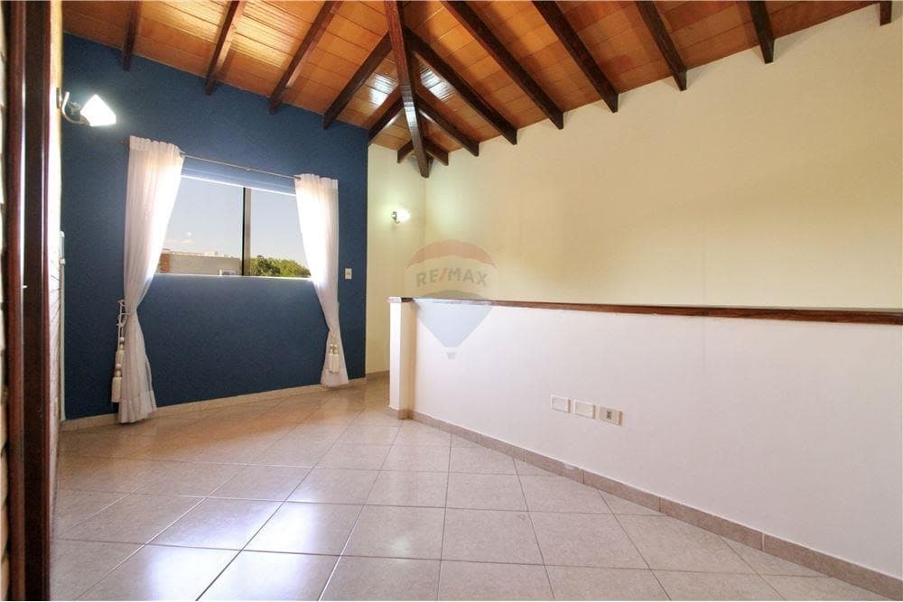 Amplia casa en Luque primer barrio, foto 3