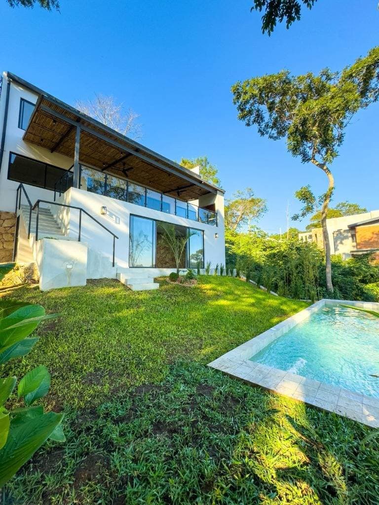 Casa en Venta 5 dormitorios - San Bernardino, Cordillera