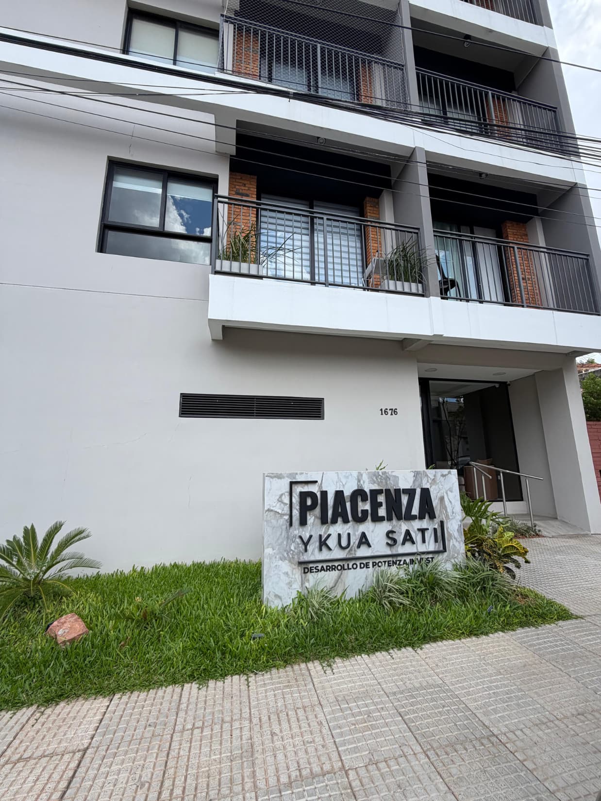 Departamento de 2 habitaciones con cochera en Ycua Satî, foto 1