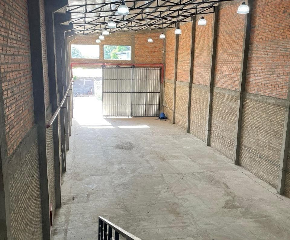 Alquilo hermoso deposito con oficinas en asuncion zona artigas