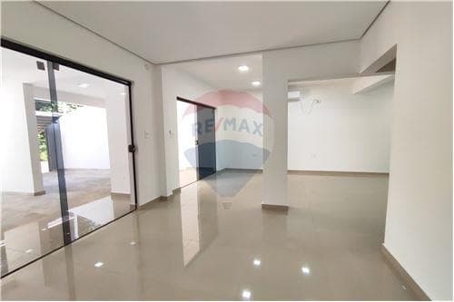 En venta amplia casa con 3 habitaciones en suite — foto 3
