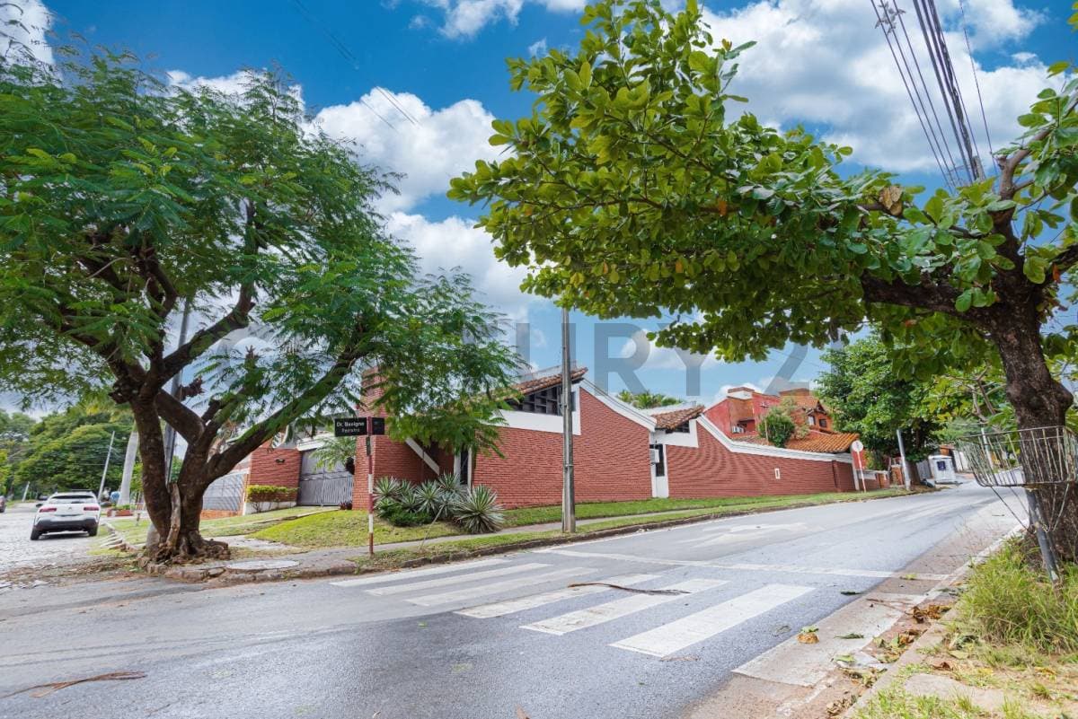 Venta casa en esquina en barrio Mcal Estigarribia
