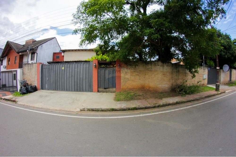 Vendo amplia casa en Luque cuarto barrio villa adela