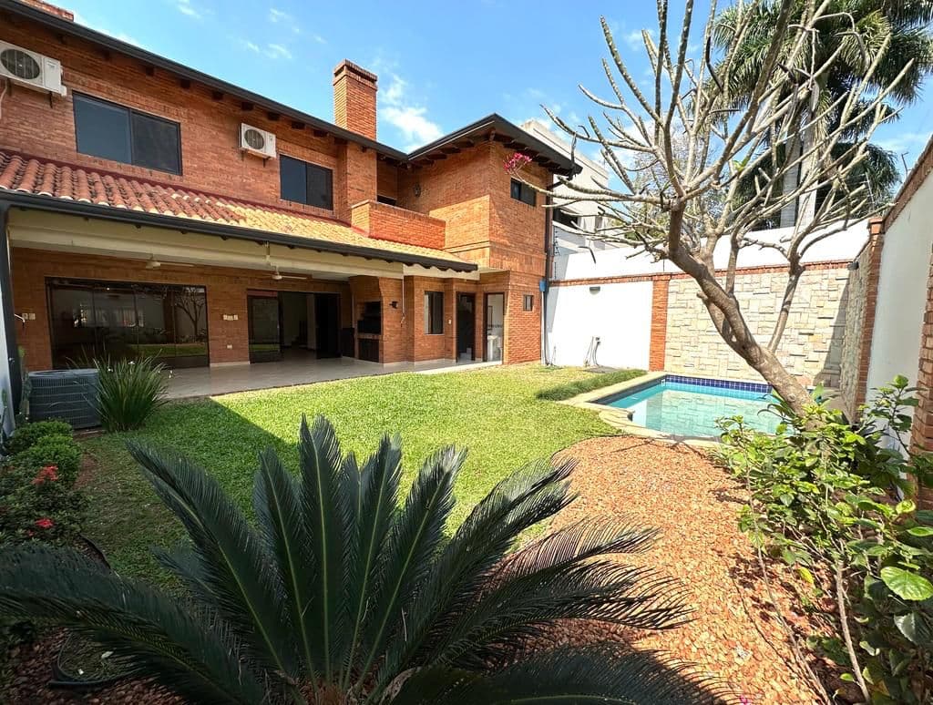 Alquilo a buen precio. Casa de 4 dorm en Las Lomas