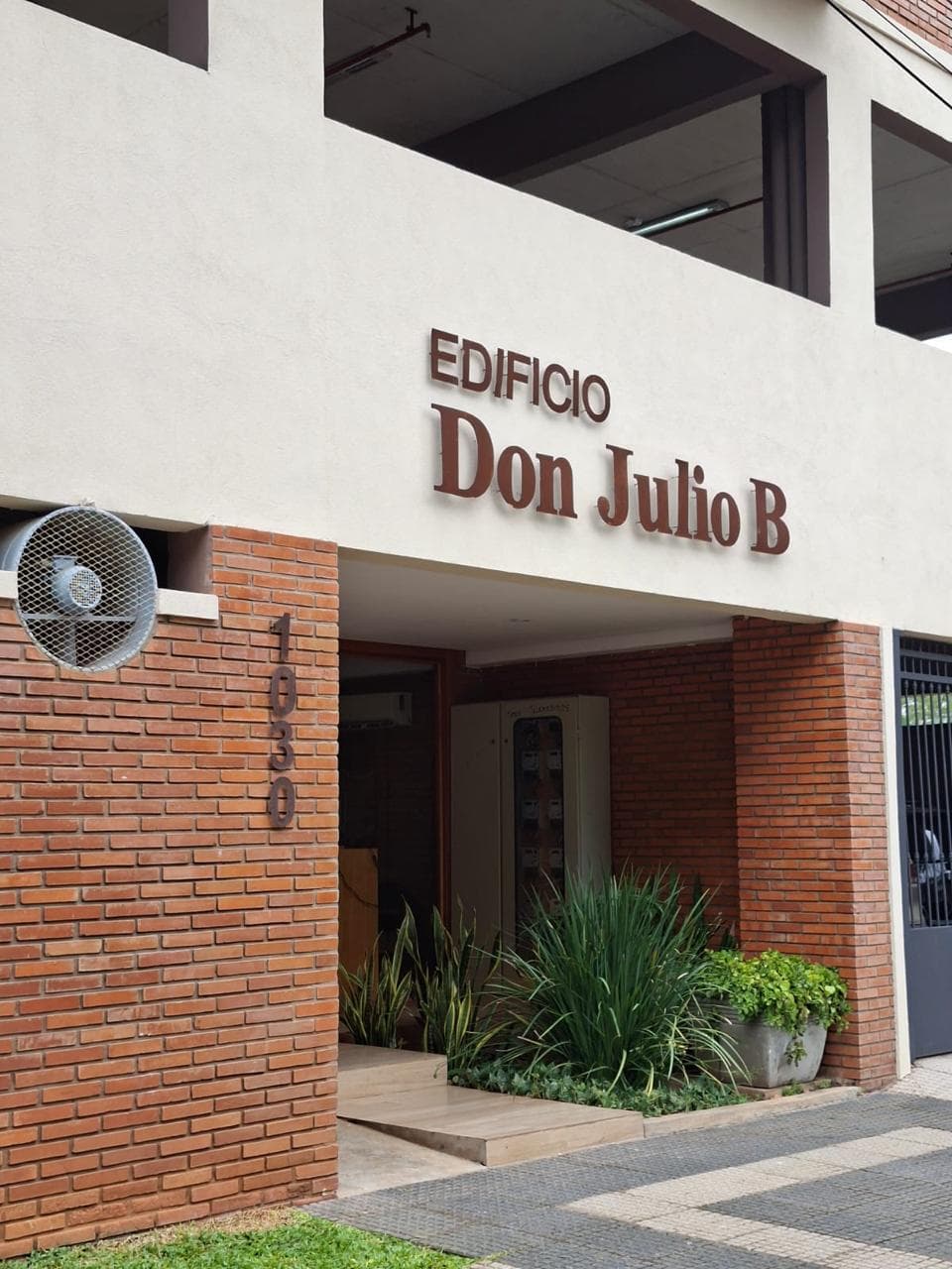 ALQUILO departamento en Edificio Don Julio- Asunción Barrio Las Lomas