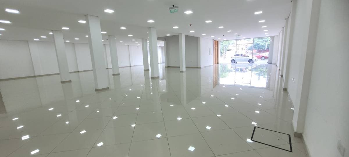 Gran local comercial en el centro de Luque, foto 4