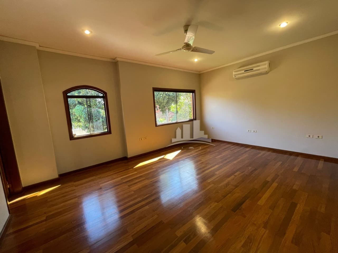 Hermosa casa con finas terminaciones en alquiler! Barrio Mburucuyá, foto 3