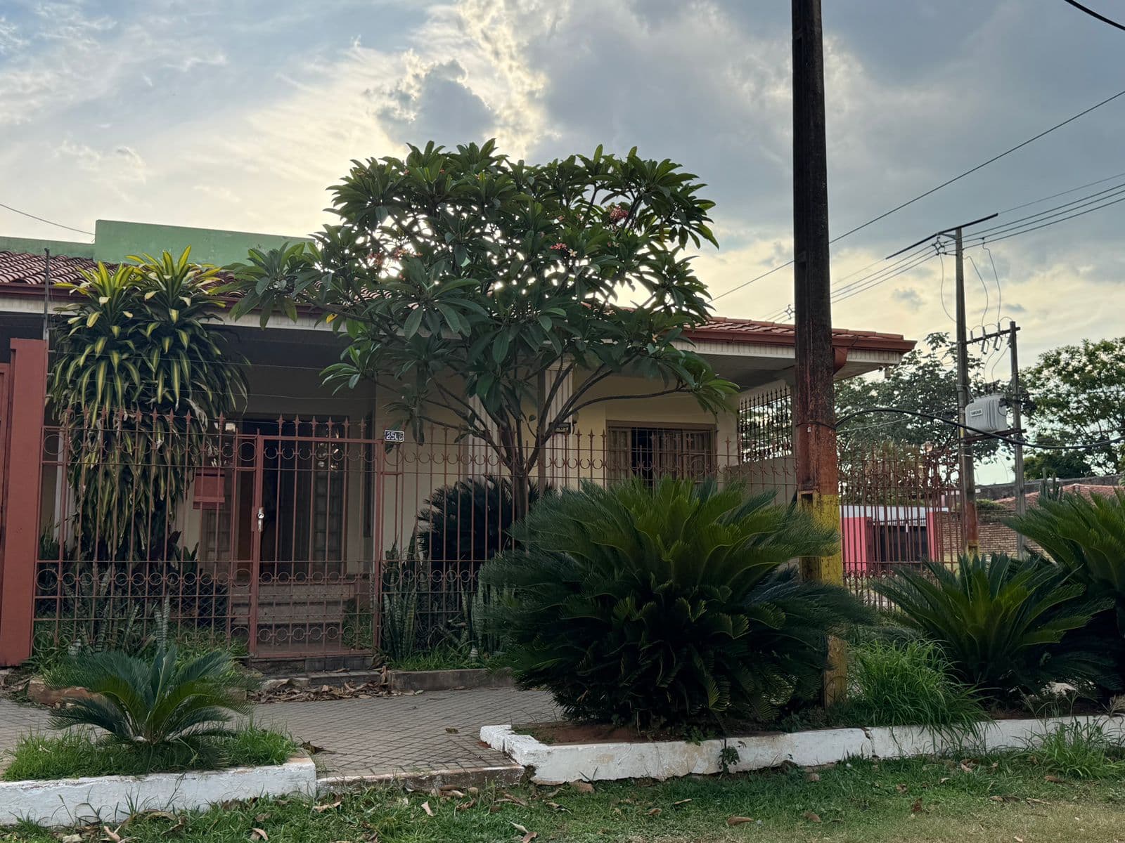 en Fernando de la Mora–Zona Norte|Propiedad en esquina con gran potencial, foto 4