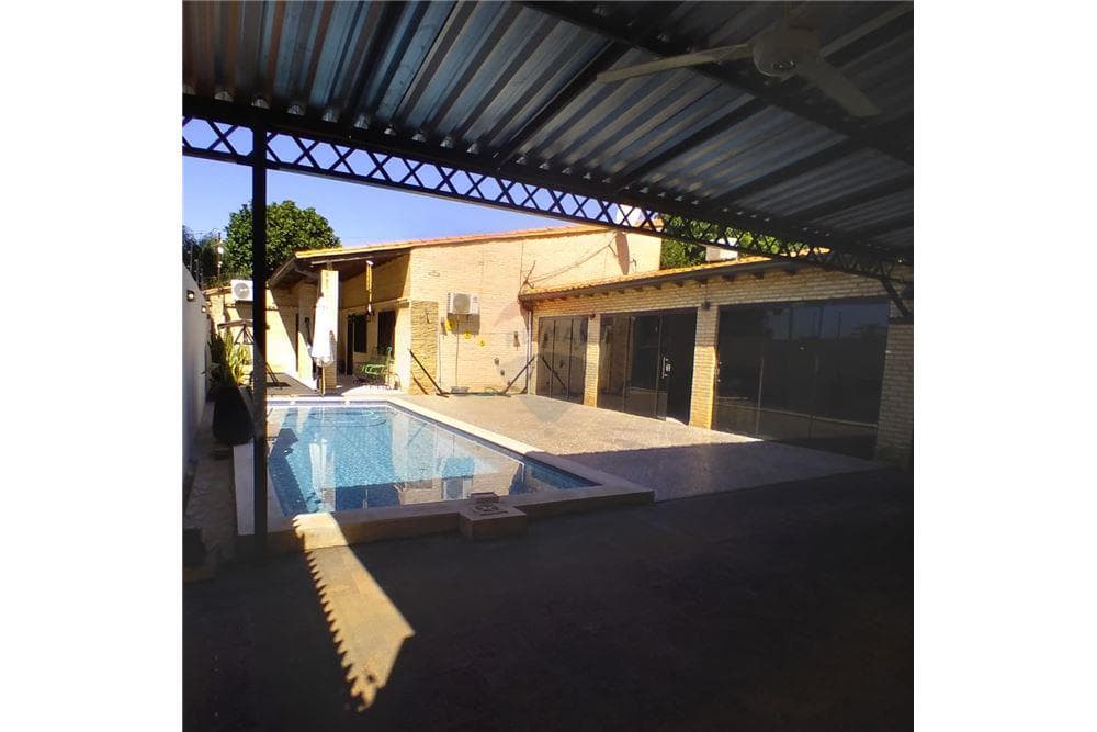 Vendo amplia Casa con piscina en Capiatá