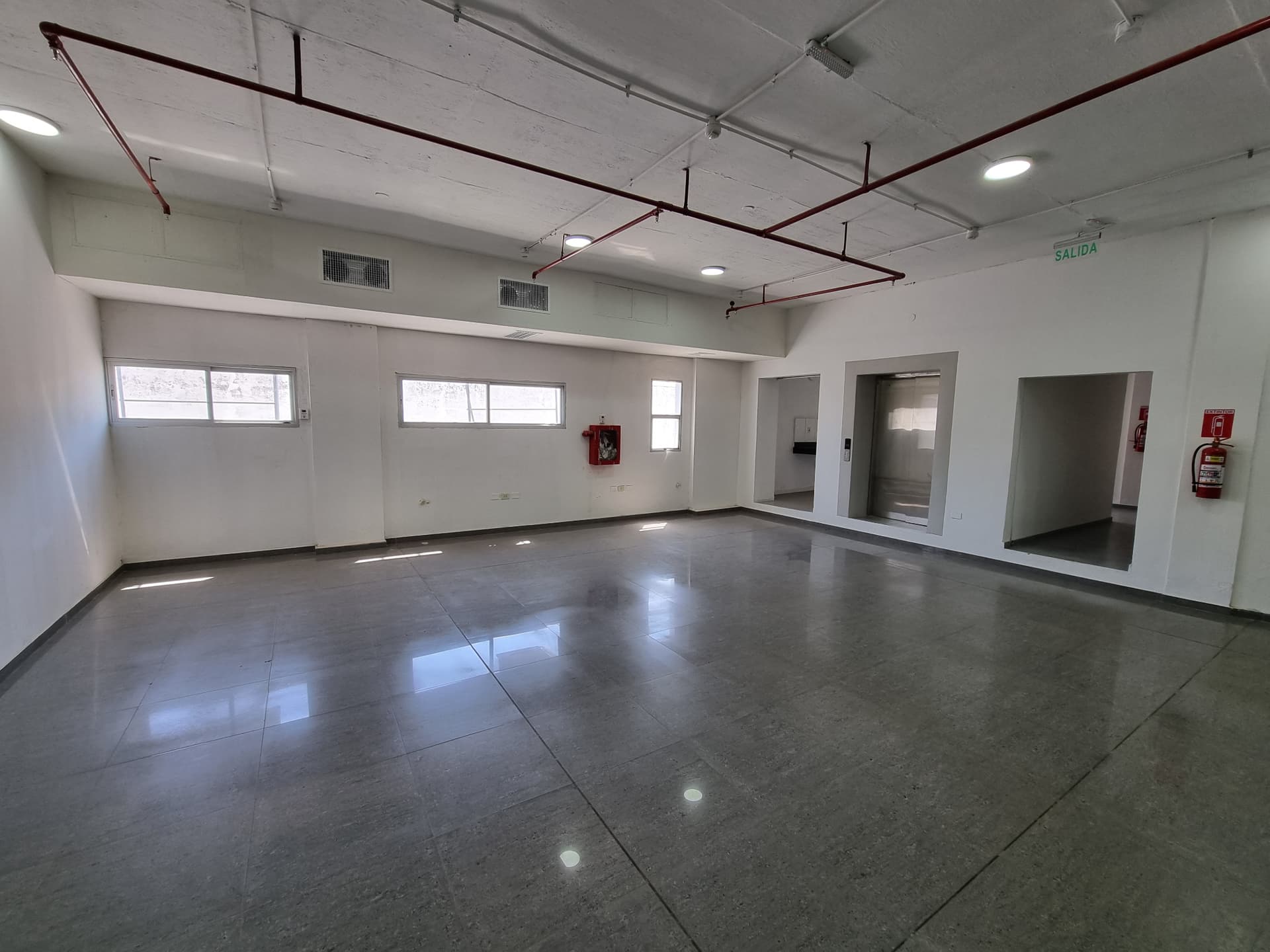 Para empresas edificio corporativo completo con showroom oficinas y estacionamientos para clientes y funcionarios sobre el nuevo eje de avenida artigas zona distrito perseverancia, foto 4