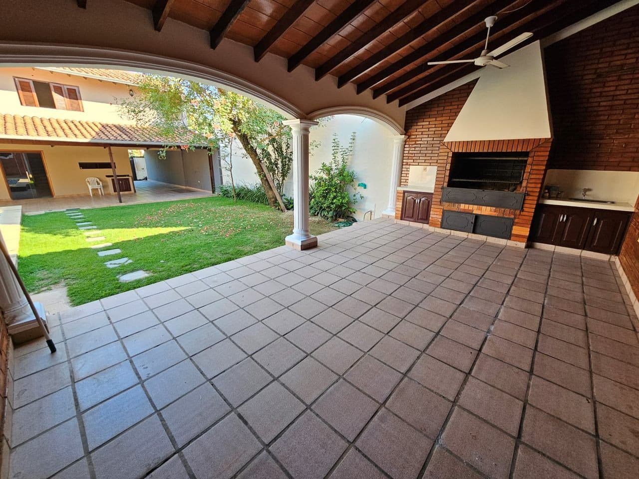 Casa de 4 dormitorios con piscina en Lambaré, barrio kennedy — foto 4