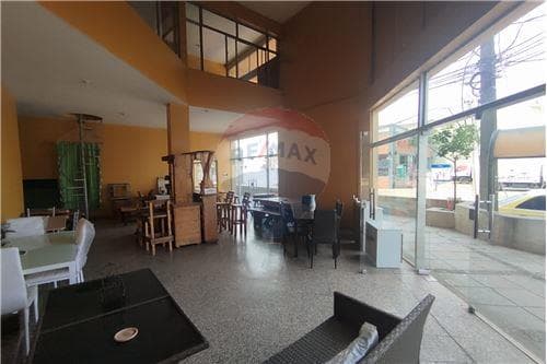 En alquiler amplio salon comercial en esquina, foto 3
