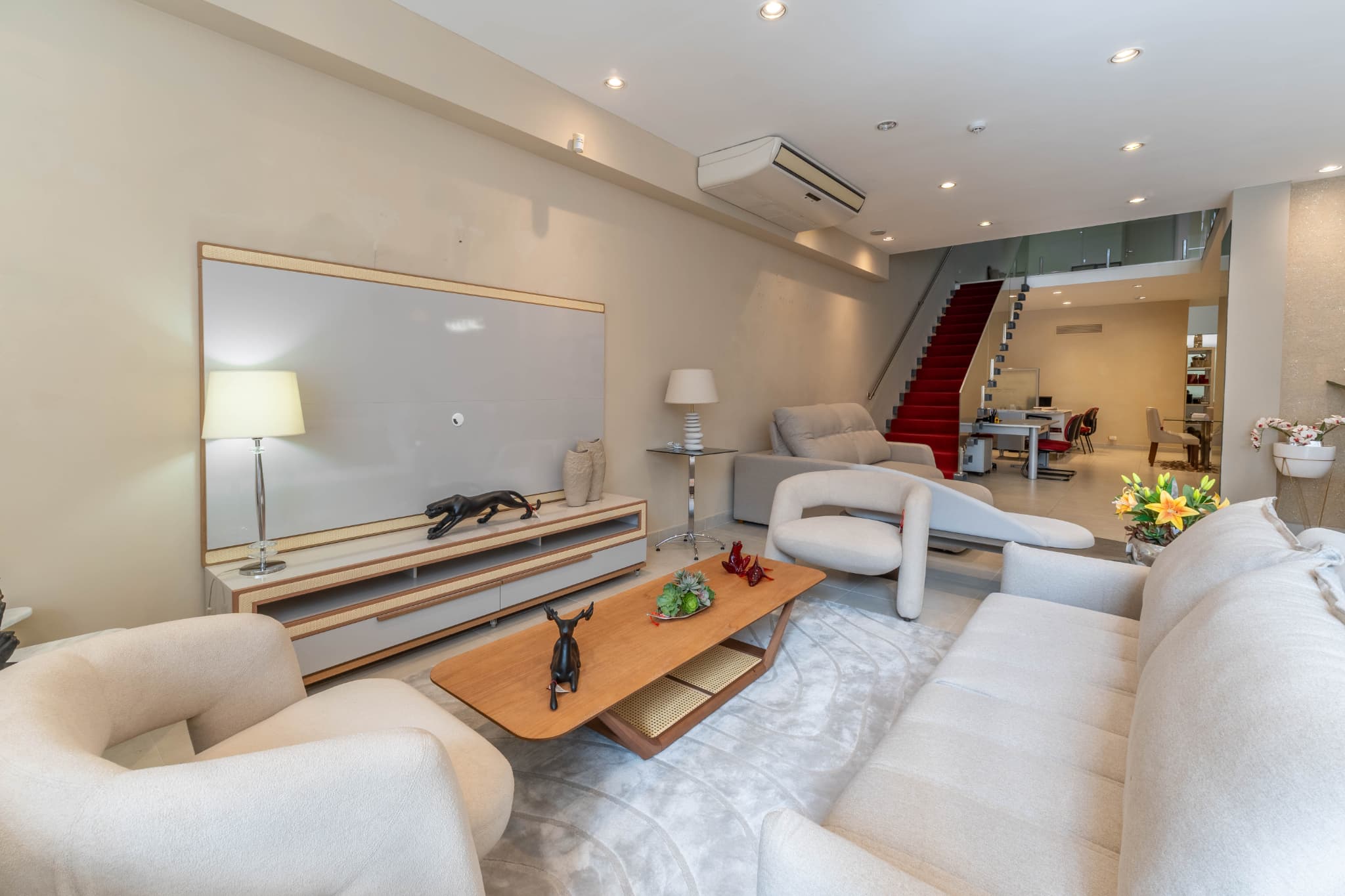para empresas Salon Comercial Sobre Avenida Transcurrida — foto 4