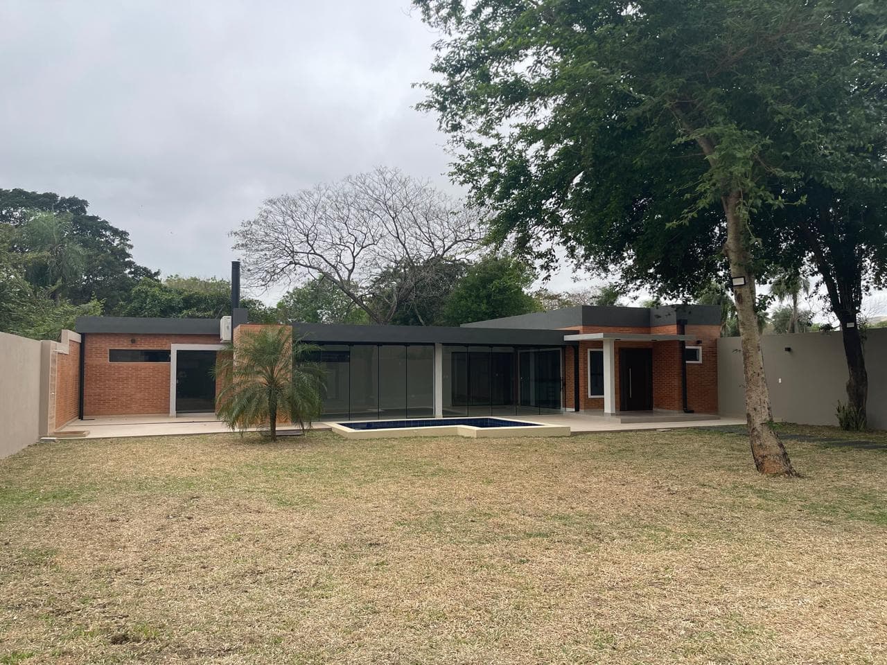 Casa en Luque, loma merlo. Detrás de rakiura, foto 5