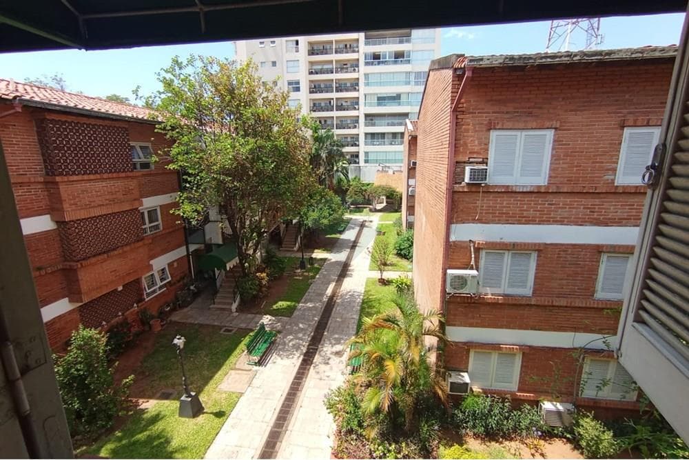 Alquilo departamento con jardin
