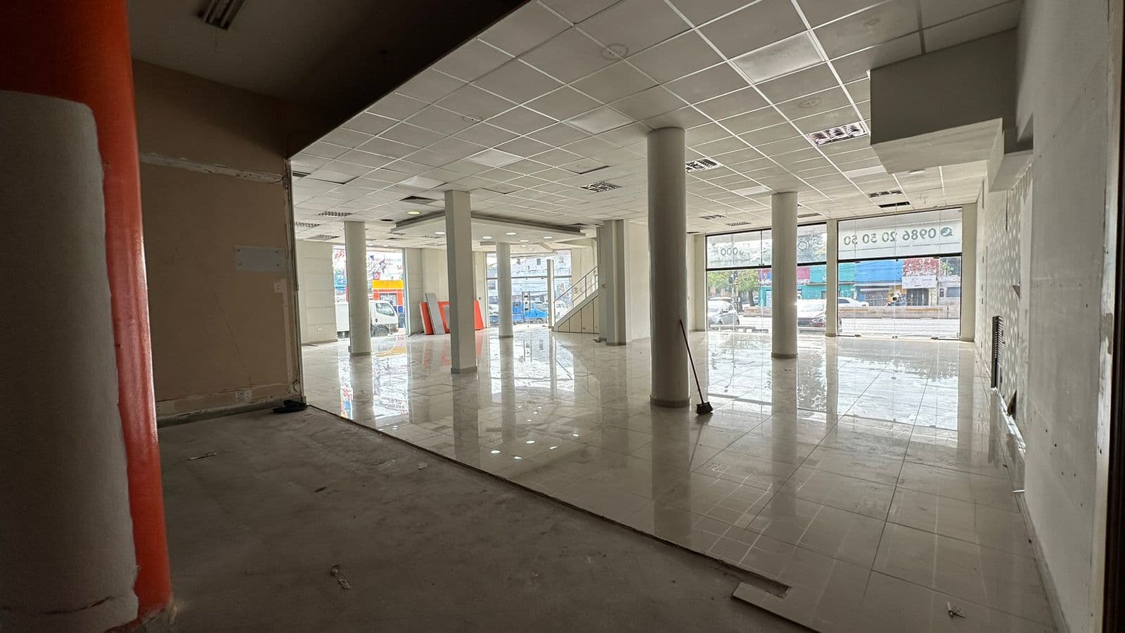 Edificio con amplio local comercial en pb y 2 plantas de oficinas — foto 5