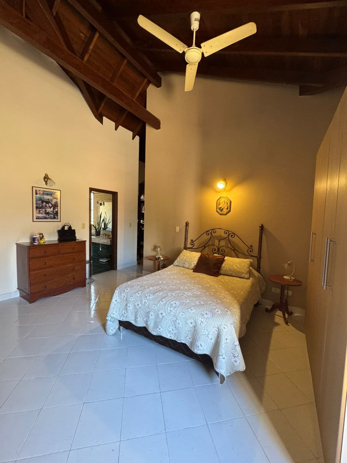 Hermosa Casa Sólida de 409 m2 en el Barrio Las Mercedes - CLHO7608124, foto 5