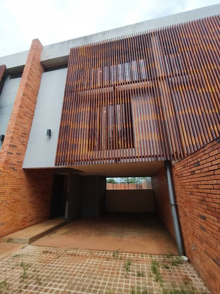 "Dúplex Moderno y Espacioso: Tu Nuevo Hogar Familiar en Luque"