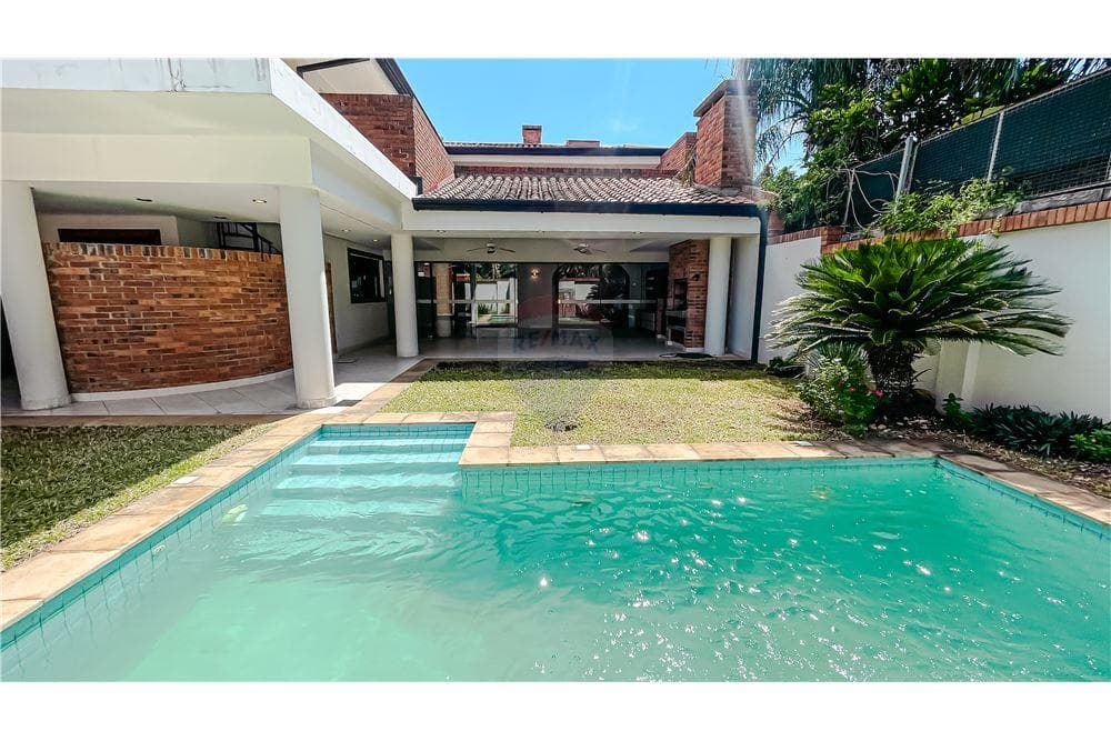 Vendo amplia residencia en Bo. Villa Morra