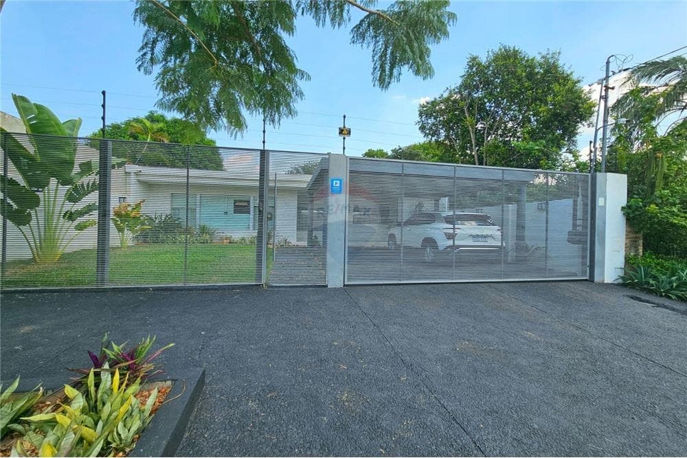 Vendo amplia casa en lambare