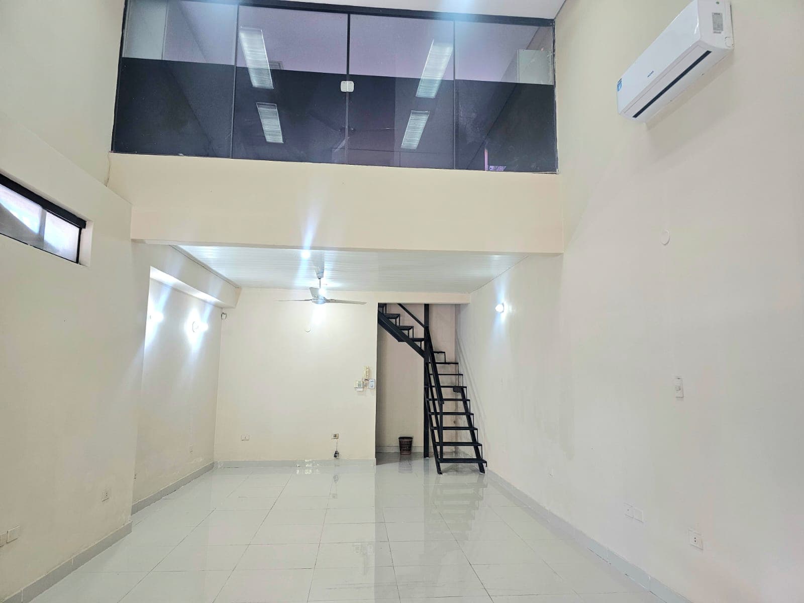 Alquilo Salon Comercial O Depósito En Esquina Zona Barrio Obrero