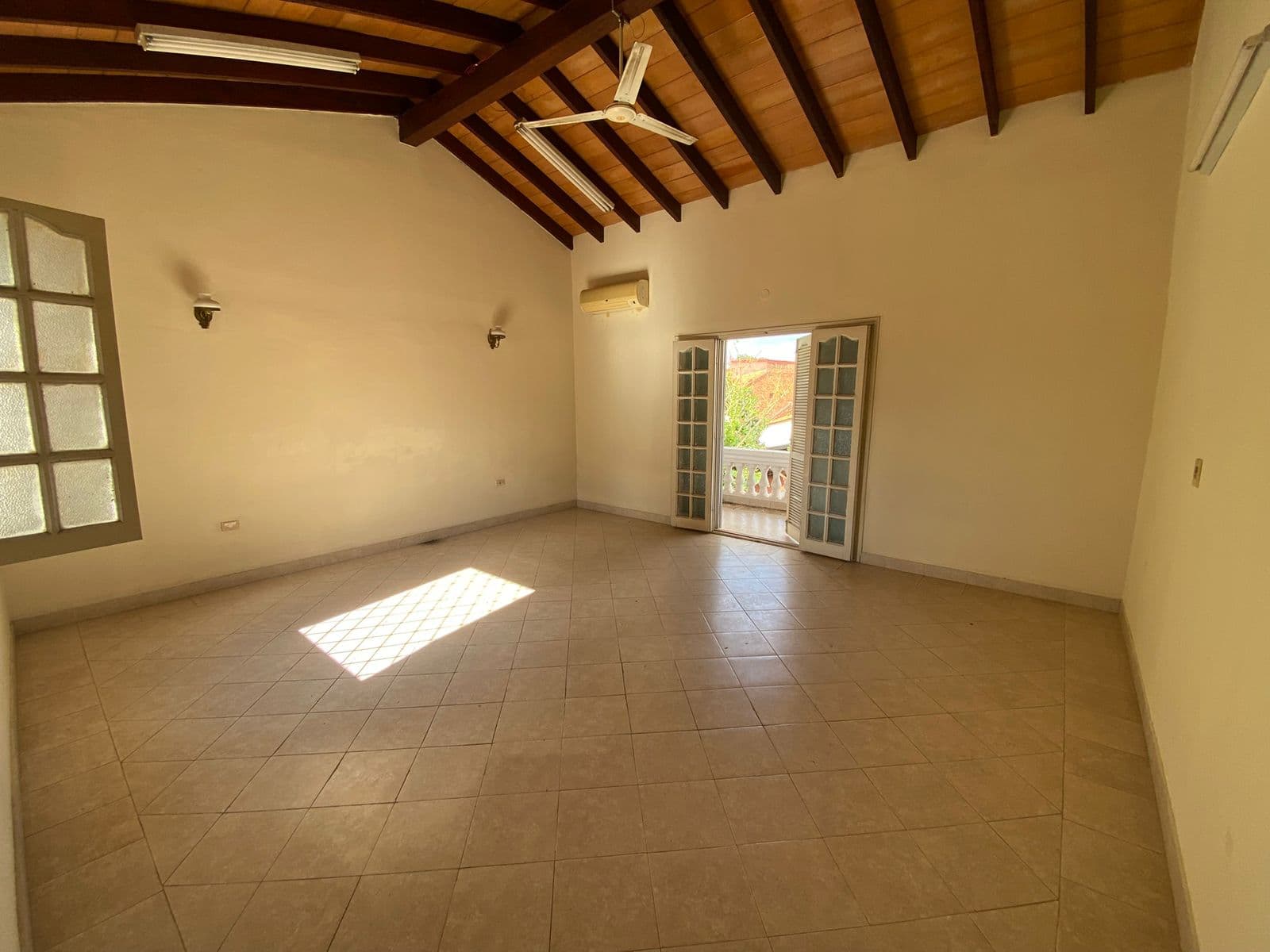 Casa en lambare a 3 cuadras de republica — foto 2