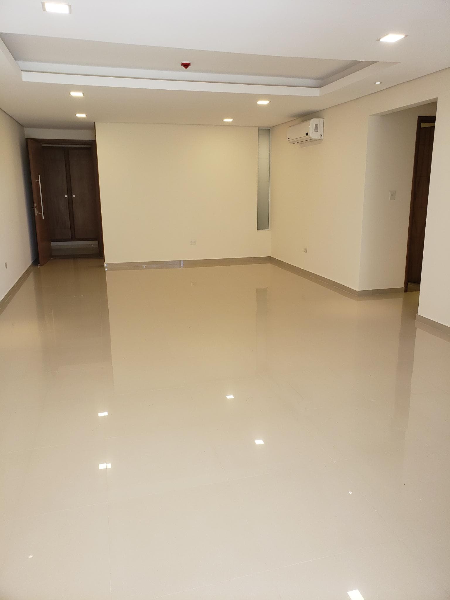 Hermoso y amplio departamento con área de servicio y patio ! — foto 2