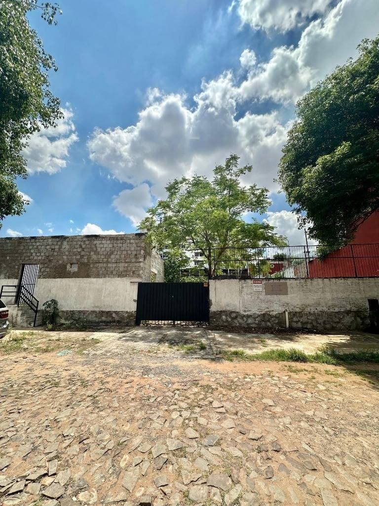 Vendo amplio terreno en b°san vicente ideal para inversion
