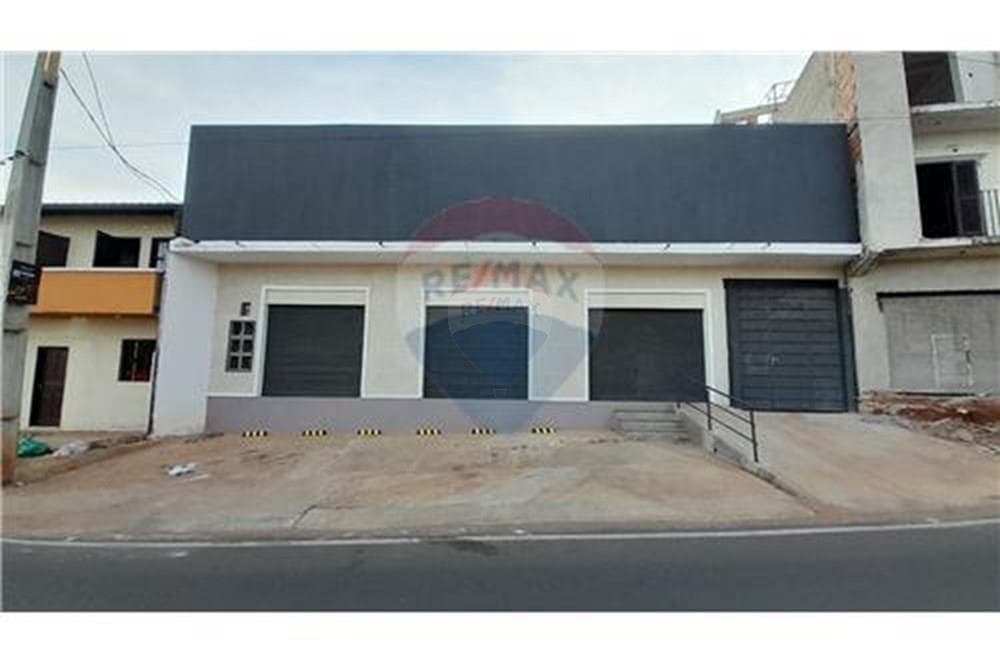 Vende amplio local comercial sobre acceso sur