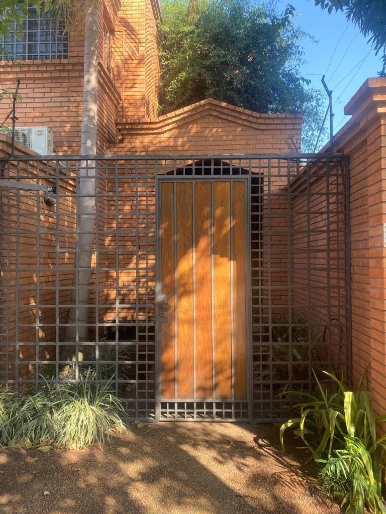 Hermosa casa de 2 pisos y 4 suites en Mburucuya, frente al CPJ, foto 4
