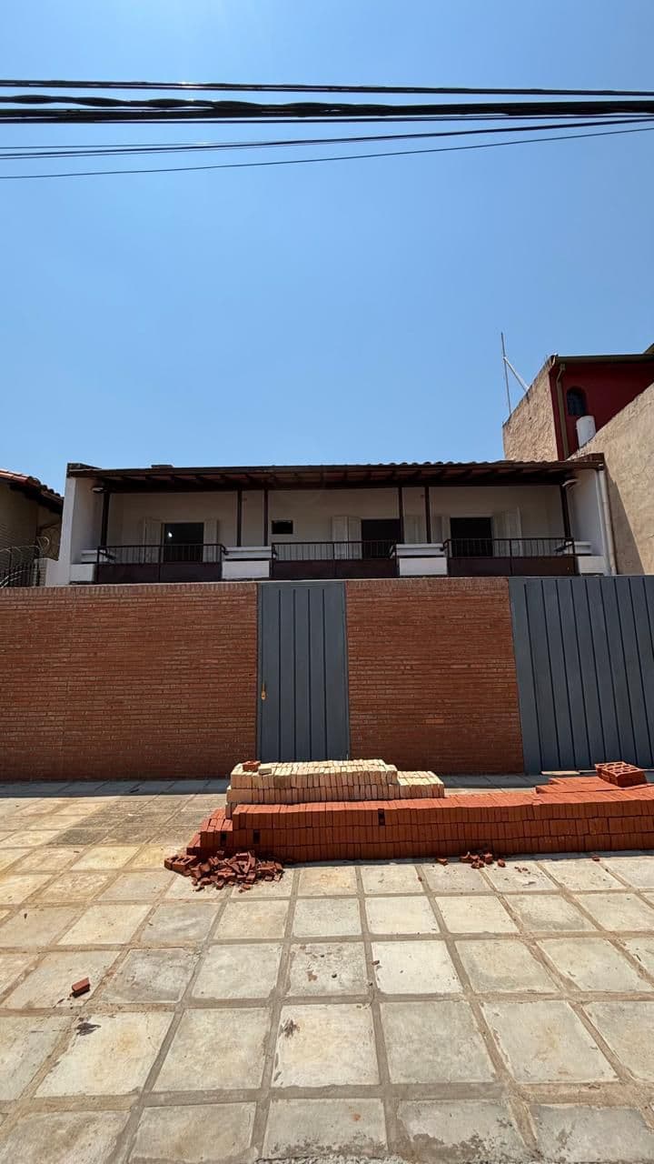 Alquilo amplia casa – zona parque de la salud