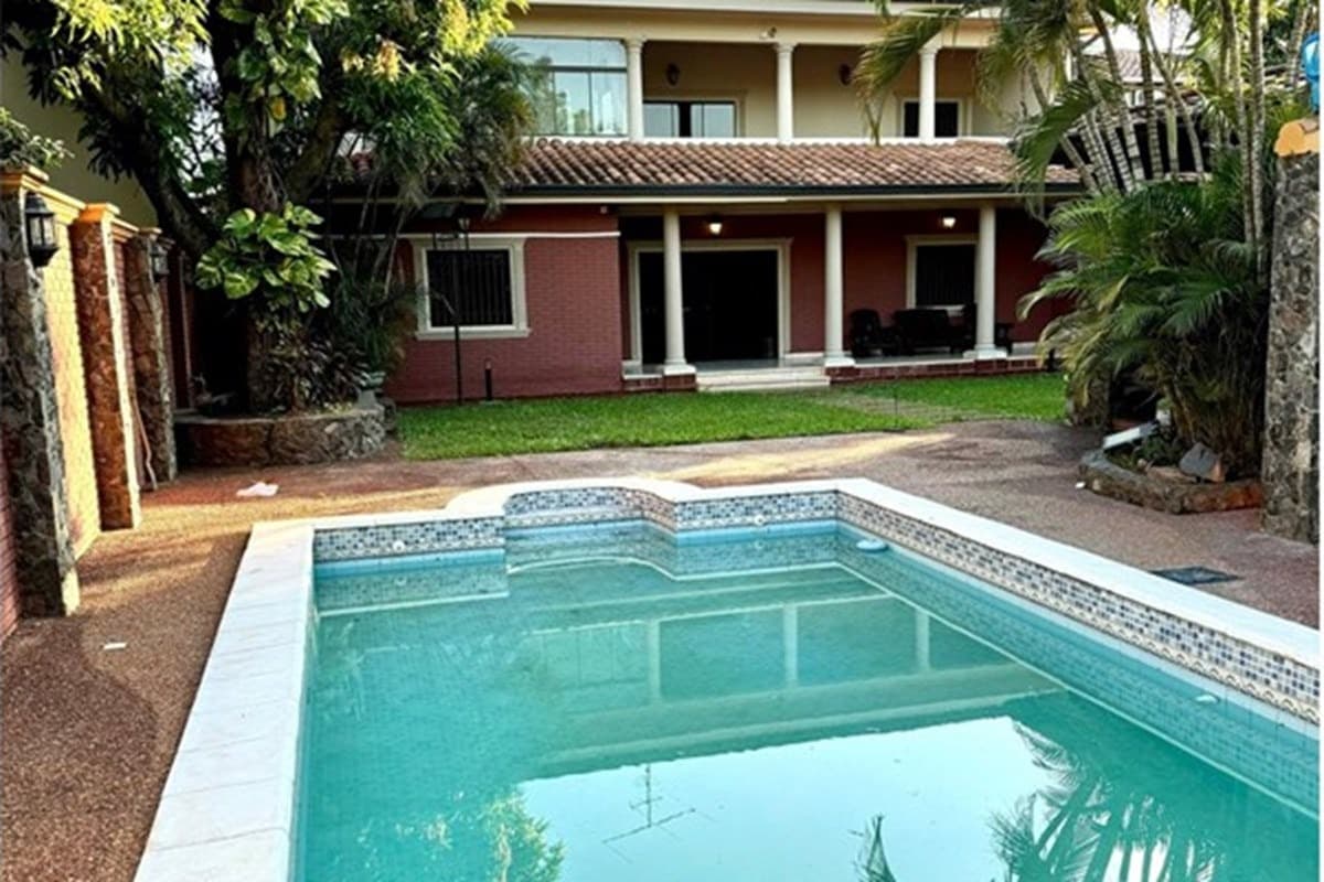 Casa de 5 dormitorios, en barrio mburicao, Asunción, foto 2