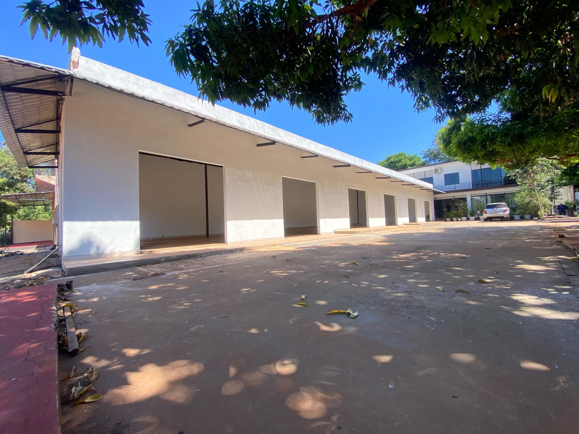 Casa de 2 plantas con salón comercial en venta o alquiler, foto 5