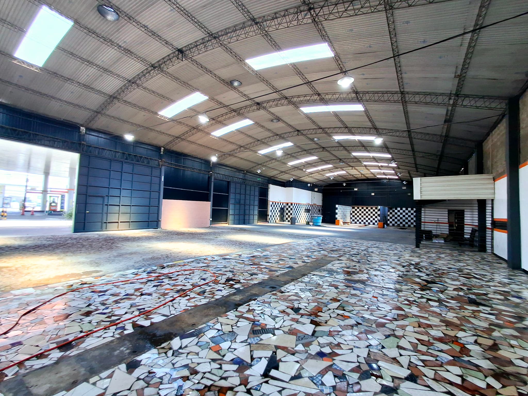 Amplio tinglado de 1.100 m2 sobre acceso sur — foto 4