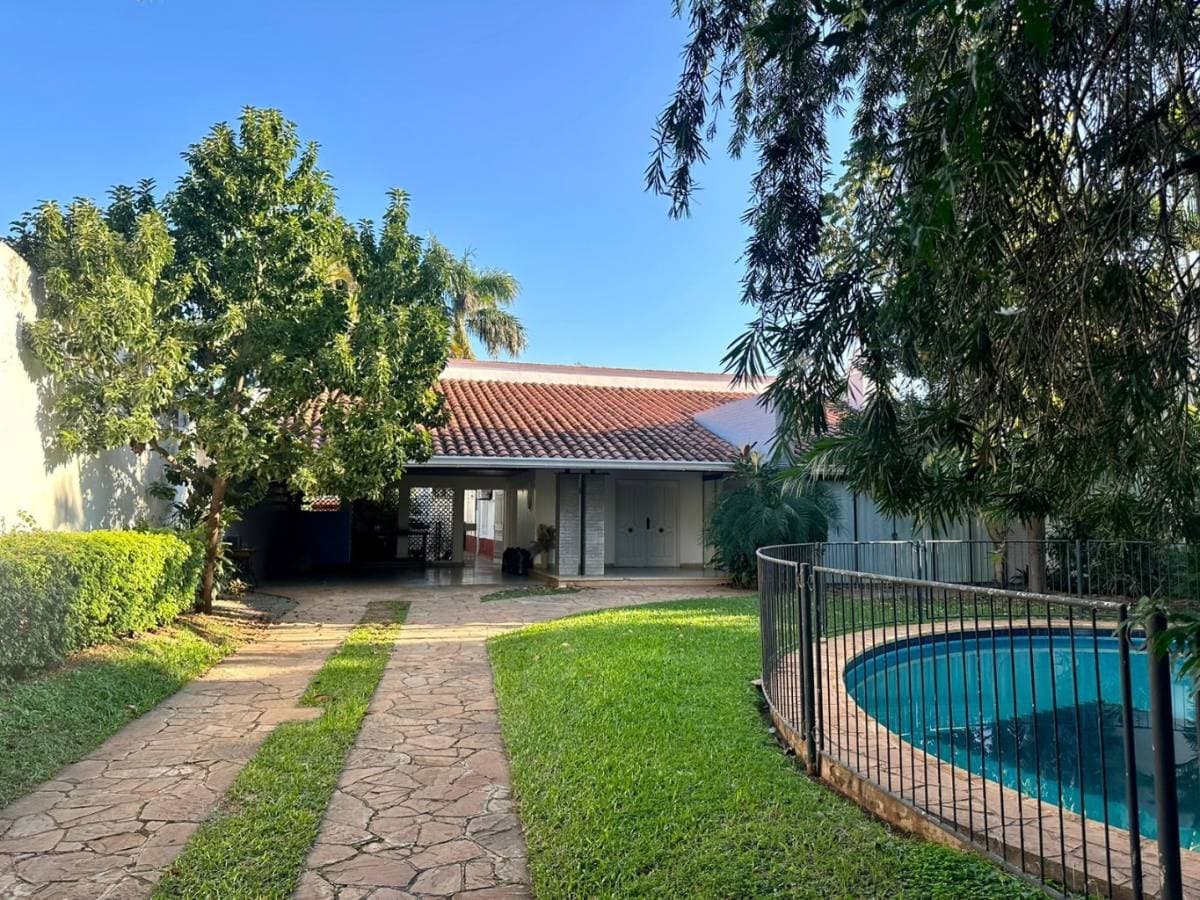 Amplia Casa 4 dorm y piscina - Barrio San Cristóbal, Asunción