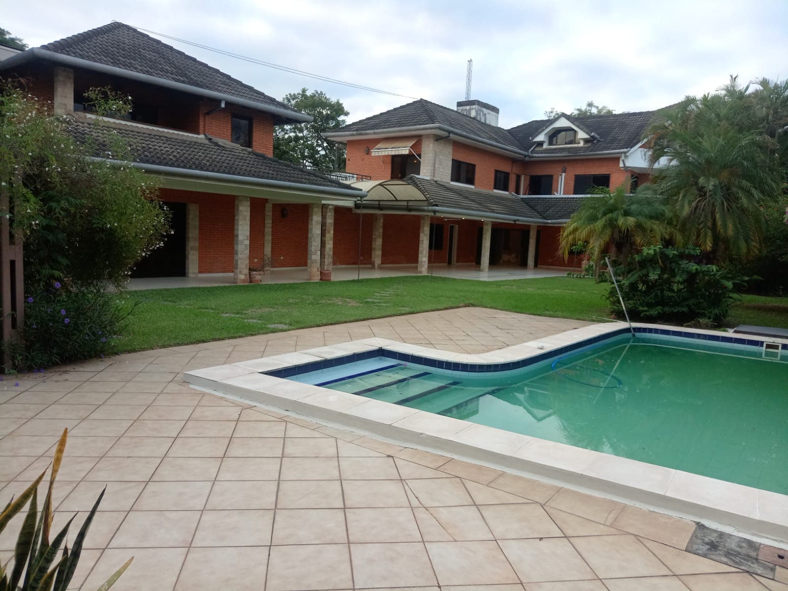 Alquilo lujosa residencia de 2.169 m² en el barrio Ycuá Satí