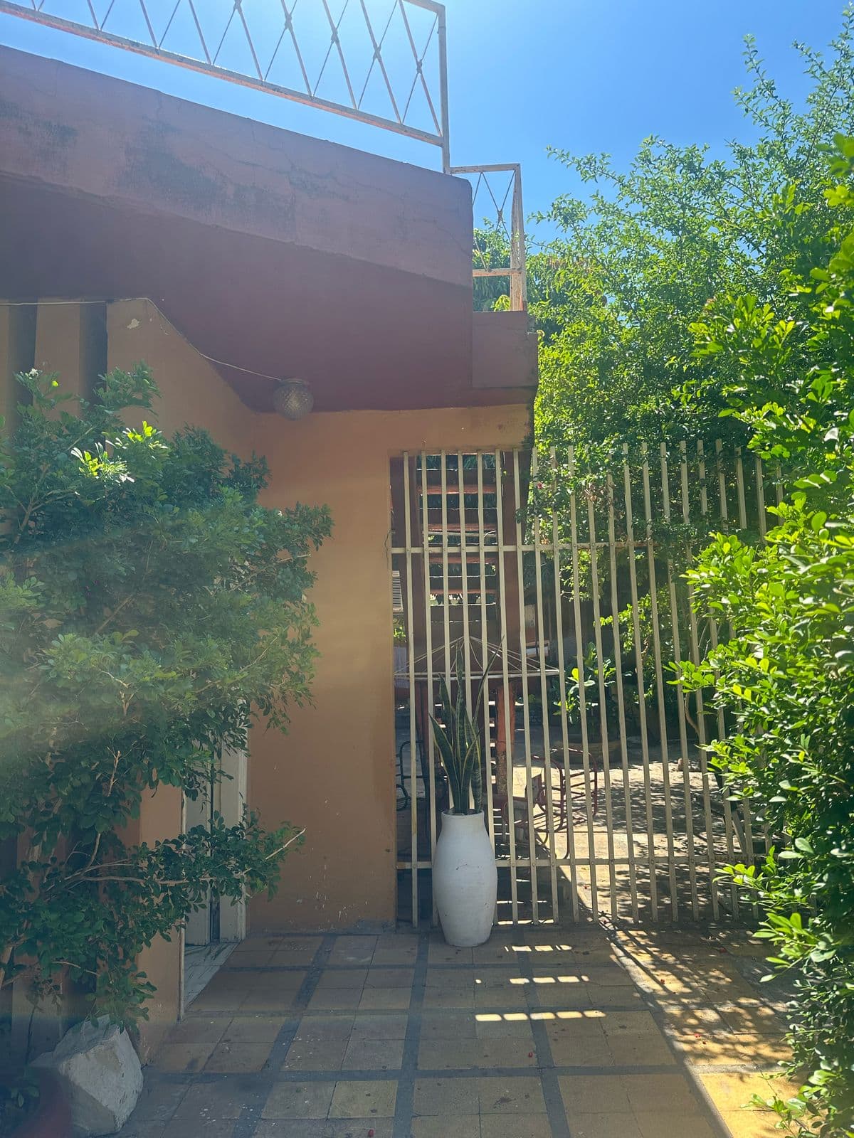 Vendo casa a demoler o refaccionar en sajonia a precio de terreno