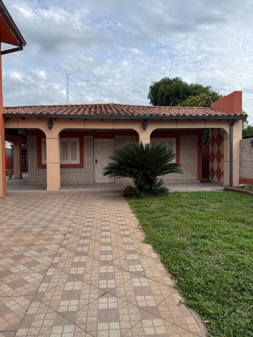 Alquilamos en San Lorenzo esta casa ubicada en el Barrio San Isidro