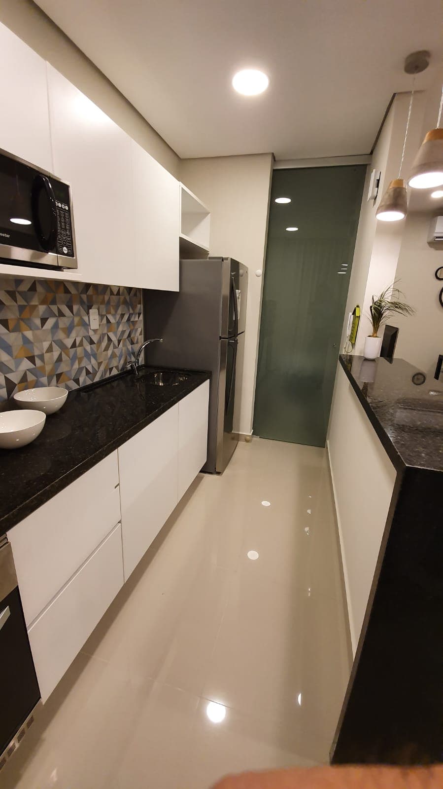 En alquiler departamento amoblado de 2 dormitorios con cochera zona Villa Morra — foto 1