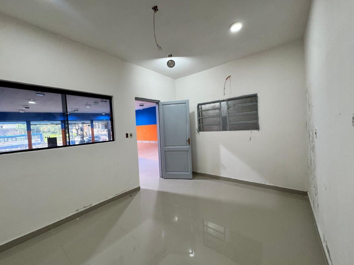 Alquilo salón comercial en barrio panambi vera