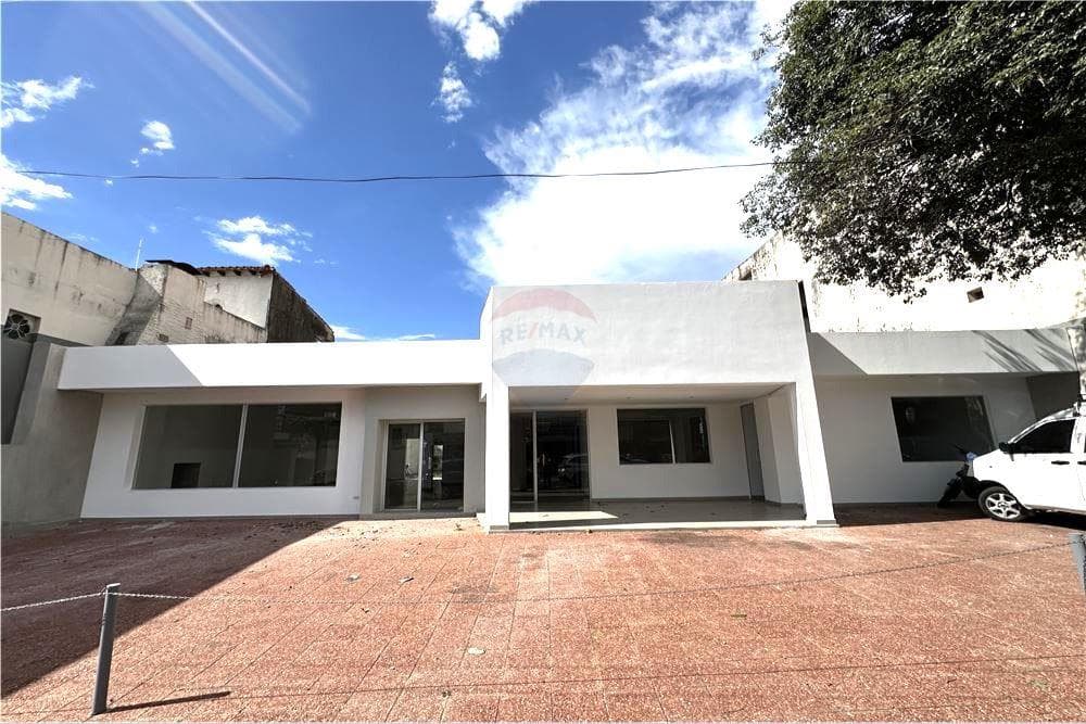 Amplio local comercial con oficinas y patio – barrio ciudad nueva