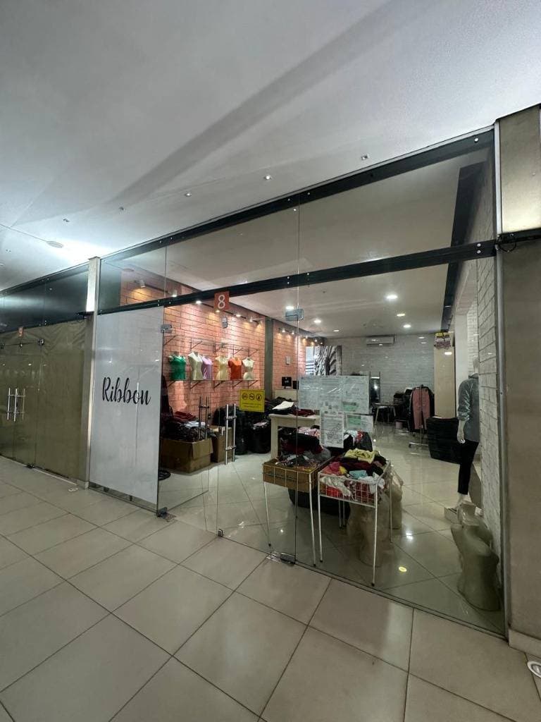 Alquilo salón comercial en galería amistad