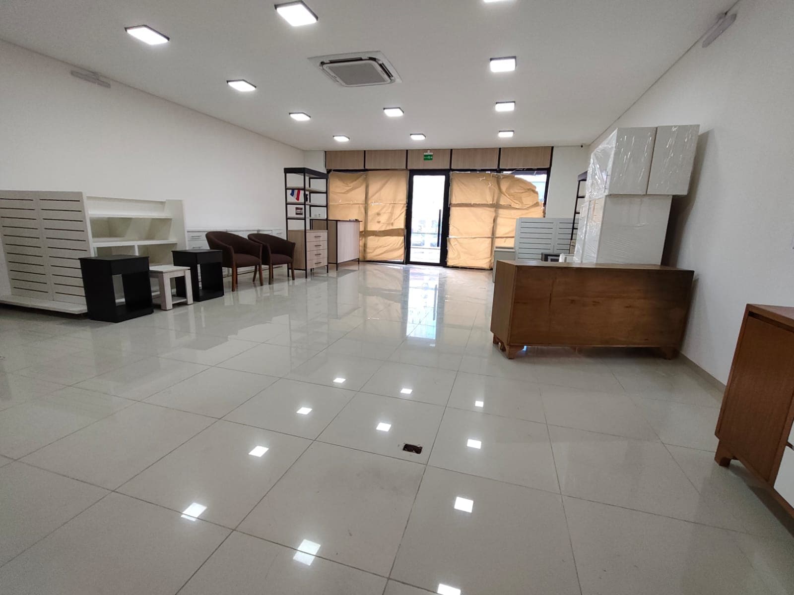 EN ALQUILER Exclusivo Salón Comercial amoblado a estrenar sobre la Av. Artigas — foto 4