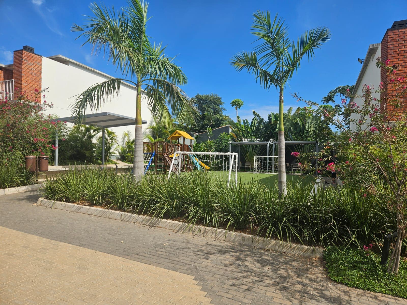 Departamento amoblado en condominio alta vida - Luque — foto 4