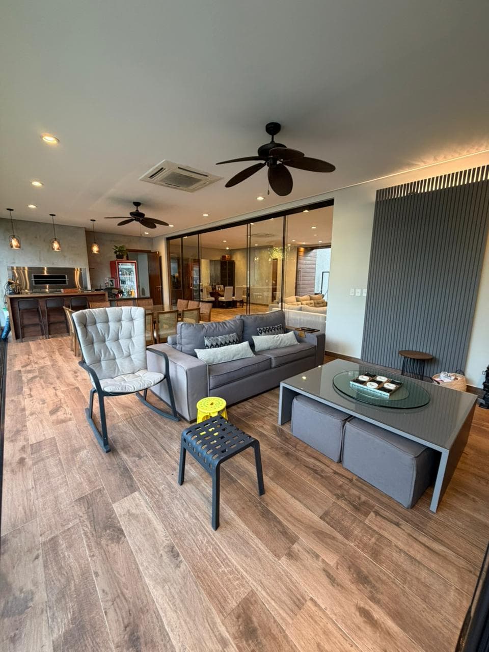 4300 usd - hermosa residencia de 4 dorm. En barrio mburucuya (zona cpj) — foto principal