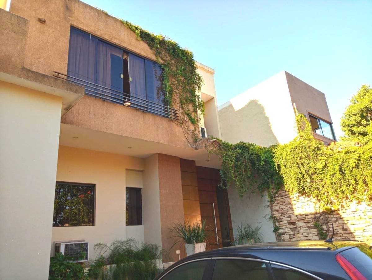 Alquilo vivienda p / oficina o comercio en Villa Morra