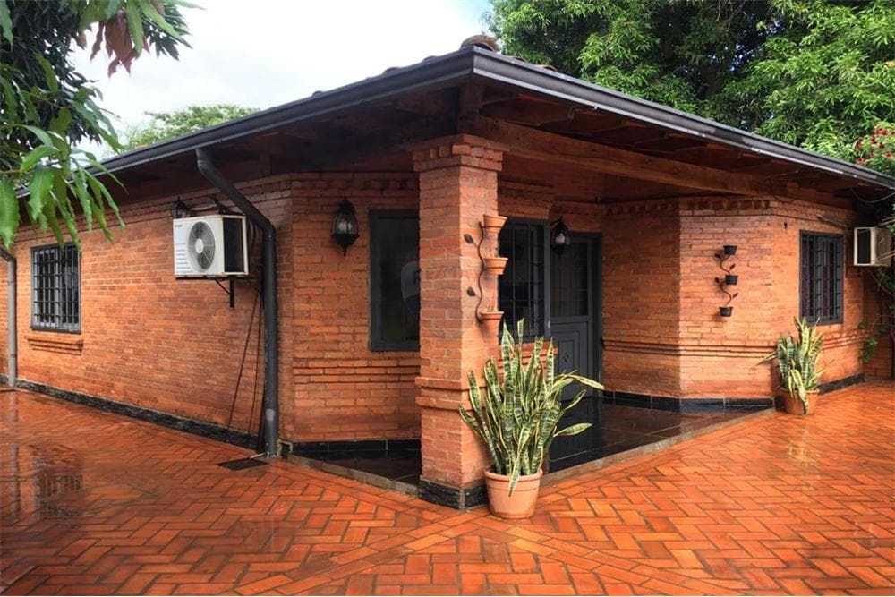 Vendo casa en Lambaré - cuatro mojones